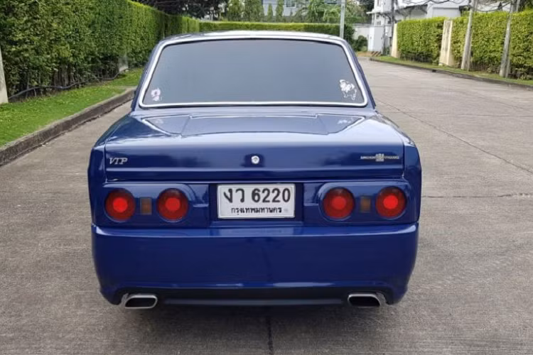 Hiện chiếc Rolls-Royce "nhái" với số công-tơ-mét 200.009 km này đang được rao bán tại Thái Lan với giá 69.000 Baht (khoảng 50 triệu đồng). Chiếc xe sedan Volvo 240 nhái Rolls-Royce Phantom và Nissan Skyline R32 đang được rao bán tại Thái Lan