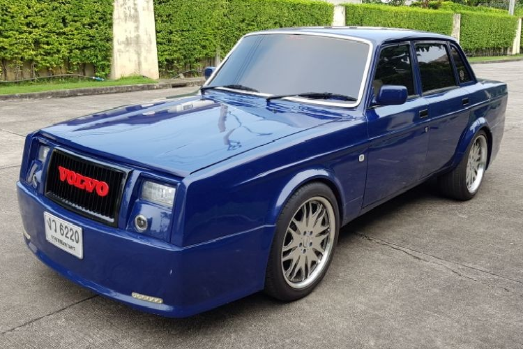 Phần đầu xe của chiếc xe "nhái" này rõ ràng lấy cảm hứng thiết kế từ Rolls-Royce Phantom. Điều này được thể hiện qua lưới tản nhiệt cỡ lớn màu đen và đi kèm các nan nằm dọc. Nổi bật trên lưới tản nhiệt là logo Volvo màu đỏ với kích thước lớn một cách khó hiểu.