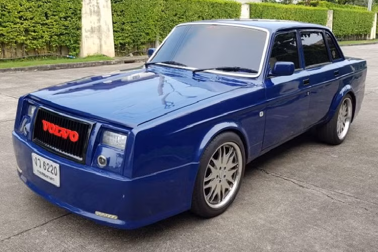 Phần đầu xe của chiếc xe "nhái" này rõ ràng lấy cảm hứng thiết kế từ Rolls-Royce Phantom. Điều này được thể hiện qua lưới tản nhiệt cỡ lớn màu đen và đi kèm các nan nằm dọc. Nổi bật trên lưới tản nhiệt là logo Volvo màu đỏ với kích thước lớn một cách khó hiểu.