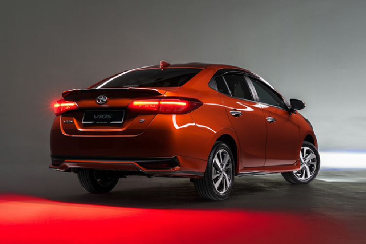 Nâng cấp đáng chú ý nhất trên Vios 2021 là hệ thống an toàn chủ động Toyota Safety Sense với chức năng phòng ngừa va chạm PCS, phanh tự động và cảnh báo lệch làn. Ngoài ra, xe còn có cụm camera 360 độ, cảnh báo điểm mù, cảnh báo phương tiện cắt ngang phía sau và 7 túi khí.