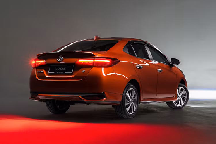 Nâng cấp đáng chú ý nhất trên Vios 2021 là hệ thống an toàn chủ động Toyota Safety Sense với chức năng phòng ngừa va chạm PCS, phanh tự động và cảnh báo lệch làn. Ngoài ra, xe còn có cụm camera 360 độ, cảnh báo điểm mù, cảnh báo phương tiện cắt ngang phía sau và 7 túi khí.