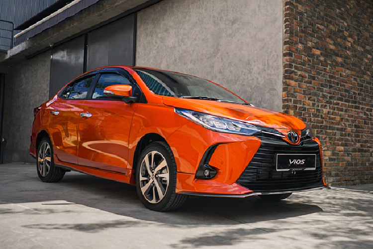 Đuôi xe gần như không có thay đổi nào đáng kể so với phiên bản cũ. Toyota Vios thế hệ mới tại Malaysia có thêm tùy chọn gói phụ kiện trang trí ngoại thất. Các chi tiết bổ sung gồm ốp cản trước/sau, nẹp hông và cánh lướt gió ở đuôi xe.