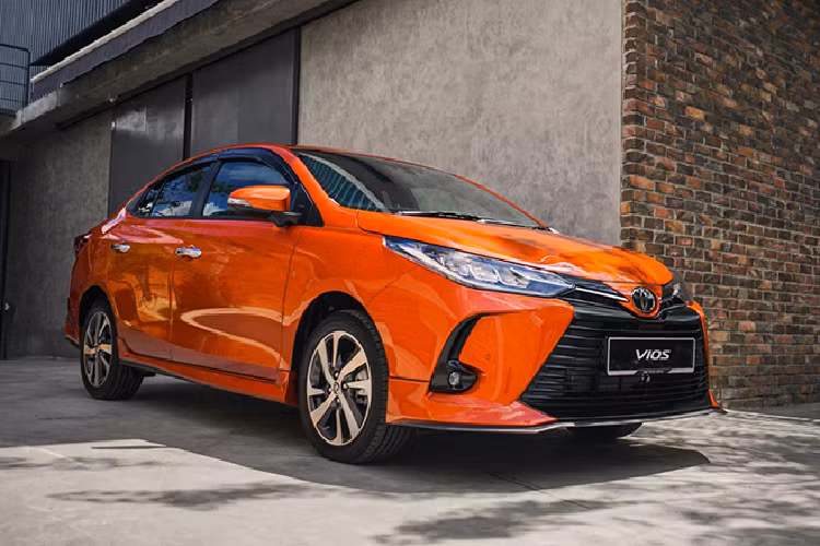 Đuôi xe gần như không có thay đổi nào đáng kể so với phiên bản cũ. Toyota Vios thế hệ mới tại Malaysia có thêm tùy chọn gói phụ kiện trang trí ngoại thất. Các chi tiết bổ sung gồm ốp cản trước/sau, nẹp hông và cánh lướt gió ở đuôi xe.