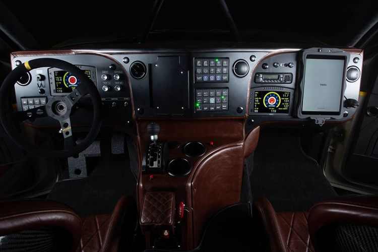 Bên cạnh đó, xe cũng được trang bị phanh Brembo, hộp điều khiển Howe được sửa đổi bởi Jimco Racing, ghế da Impact HS1 và tính năng hạn chế tác động với bộ điều chỉnh QSR.