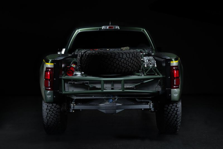 Đối với nội thất, có rất ít sự tương đồng ở bảng điều khiển của Luxury Pre-Runner và Ford F-150 Raptor chính thống.