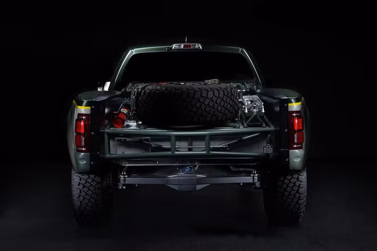 Đối với nội thất, có rất ít sự tương đồng ở bảng điều khiển của Luxury Pre-Runner và Ford F-150 Raptor chính thống.