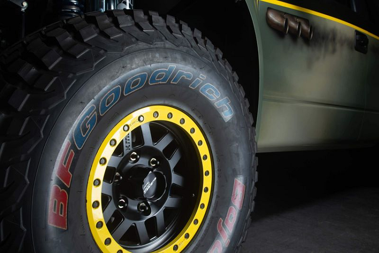 Nổi bật với lớp thân vỏ bằng sợi thủy tinh gần giống với F-150 Raptor SuperCab, F-150 Raptor Luxury Pre-Runner còn tự hào hơn với gầm cao 66cm ở phía trước và 81cm ở phía sau nhờ các giảm chấn lò xo 3.0 inch hiệu Fox.