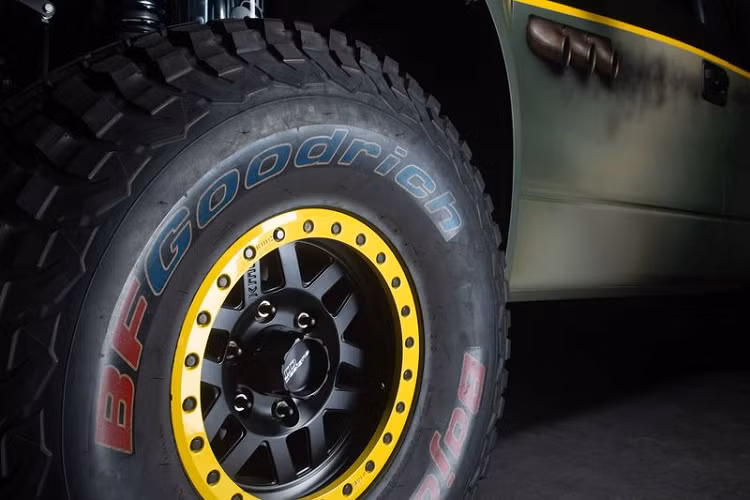 Nổi bật với lớp thân vỏ bằng sợi thủy tinh gần giống với F-150 Raptor SuperCab, F-150 Raptor Luxury Pre-Runner còn tự hào hơn với gầm cao 66cm ở phía trước và 81cm ở phía sau nhờ các giảm chấn lò xo 3.0 inch hiệu Fox.