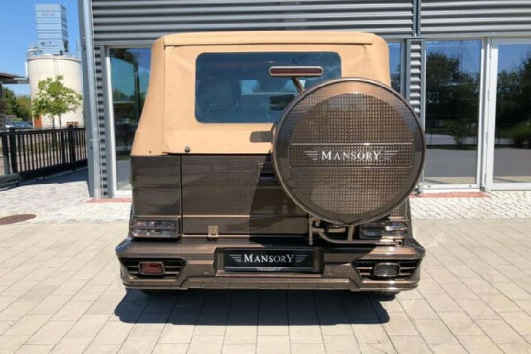 Thuộc thế hệ trước của dòng xe Mercedes G-Class 4x4, chiếc Mercedes G500 Cabriolet độ Mansory này được sản xuất vào năm 2012 và đã trải qua các nâng cấp độc đáo từ Mansory. Hãng độ Đức đã đặt tên cho dự án là “Speranza”, tiếng Ý có nghĩa là "hy vọng".