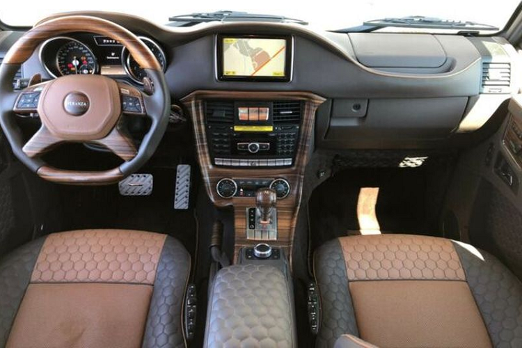 Ngoài ra, giá xe Mercedes G500 Cabrio Mansory được chào bán hơn nửa triệu đô này còn có hệ thống thông tin giải trí mới tích hợp điều hướng vệ tinh, điều hòa tự động hai khu vực và một vài tính năng nâng cấp khác.