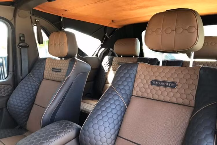 Sửa đổi cả trong lẫn ngoài nhưng hệ truyền động của Mercedes G500 Cabrio Mansory “Speranza” lại được giữ nguyên. Xe vẫn sử dụng động cơ V8 5.5L cho công suất 382 mã lực và mô-men xoắn cực đại 530Nm, chiếc xe chỉ vận hành trong quãng đường 1.850 km vì thế mọi thứ của xe đều vẫn còn rất mới. Dù vậy, mức giá khổng lồ của G500 Cabrio Mansory vẫn khiến không ít người ngạc nhiên.