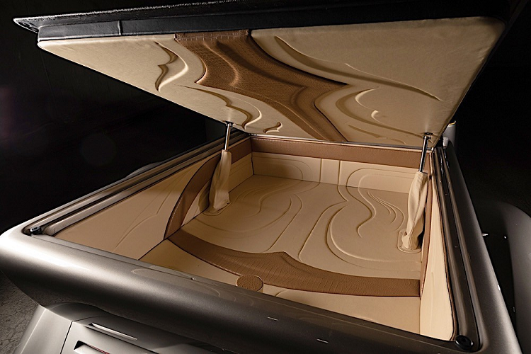 Không giống bất cứ chiếc xe nào được hãng ôtô Ford làm ra trong thập niên 1930, thân vỏ gầm thấp của xe được làm từ sợi thủy tinh bẻ cong đến hoàn hảo, và đục lỗ ở phía trước của bánh sau để tạo không gian cho một hệ thống ống xả bên sườn.