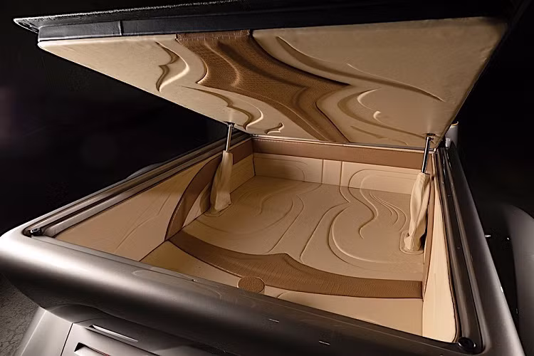 Không giống bất cứ chiếc xe nào được hãng ôtô Ford làm ra trong thập niên 1930, thân vỏ gầm thấp của xe được làm từ sợi thủy tinh bẻ cong đến hoàn hảo, và đục lỗ ở phía trước của bánh sau để tạo không gian cho một hệ thống ống xả bên sườn.