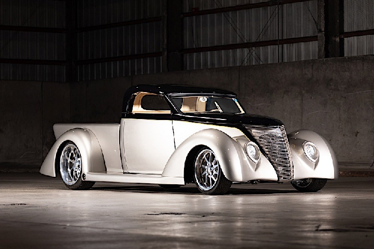 Vào thập niên 1930, Ford đang ở trên đỉnh vinh quang, và các nhà máy của họ luôn ở tình trạng hoạt động không ngừng nghỉ. Các chiếc xe mà họ làm ra mang đủ hình dáng và kích thước, từ những chiếc coupe 2 cửa thông thường cho tới những chiếc bán tải Ford roadster điên rồ hiếm thấy.