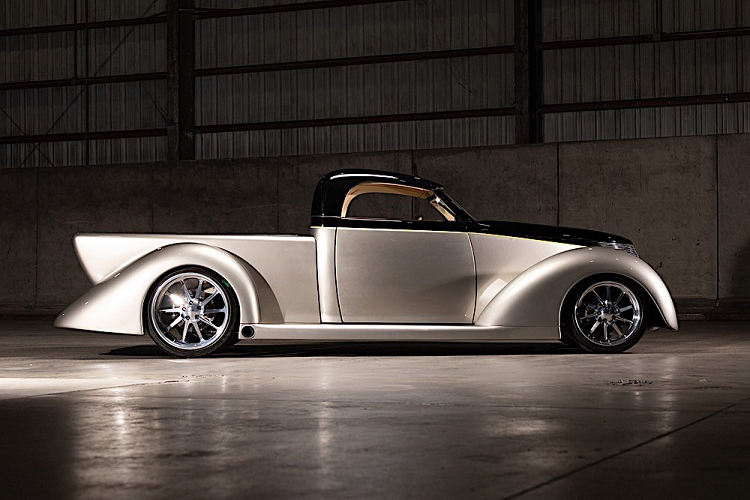 Nhưng điều này không thể ngăn cản ngành công nghiệp độ xe khỏi “chơi đùa” với ý tưởng thú vị đó, và các nhà độ xe có thể để trí tưởng tượng bay cao và cho ra đời những thiết kế như chiếc Ford 1937 hàng hiếm mà ta thấy trong ảnh đây. Thuộc một bộ sưu tập xe lớn hơn, chiếc bán tải roadster này đang được mang bán đấu giá ở Arizona, Mỹ.