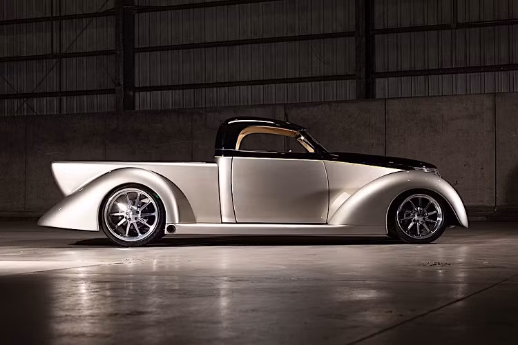 Nhưng điều này không thể ngăn cản ngành công nghiệp độ xe khỏi “chơi đùa” với ý tưởng thú vị đó, và các nhà độ xe có thể để trí tưởng tượng bay cao và cho ra đời những thiết kế như chiếc Ford 1937 hàng hiếm mà ta thấy trong ảnh đây. Thuộc một bộ sưu tập xe lớn hơn, chiếc bán tải roadster này đang được mang bán đấu giá ở Arizona, Mỹ.