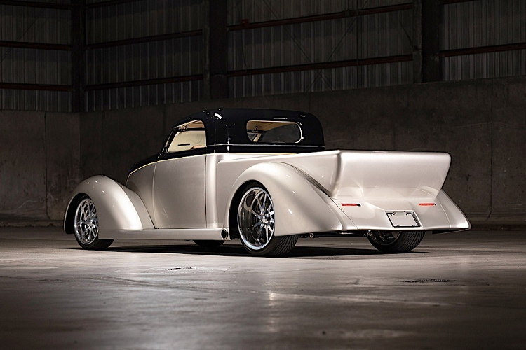 Cả không gian nội thất và thùng xe đều được bọc chất liệu xe cá sấu rám nắng lạ mắt mà cực kỳ thích hợp. Nội thất xe trông đơn giản, nhưng không vì thế mà làm giảm giá trị của xe. Những trang bị ghế ngồi, mặt táp lô hay bảng đồng hồ cũng đều là hàng độ đầy phong cách, và thậm chí xe có hẳn một hệ thống âm thanh Sony giấu kín khỏi tầm mắt.