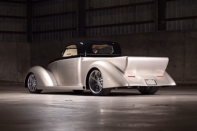 Cả không gian nội thất và thùng xe đều được bọc chất liệu xe cá sấu rám nắng lạ mắt mà cực kỳ thích hợp. Nội thất xe trông đơn giản, nhưng không vì thế mà làm giảm giá trị của xe. Những trang bị ghế ngồi, mặt táp lô hay bảng đồng hồ cũng đều là hàng độ đầy phong cách, và thậm chí xe có hẳn một hệ thống âm thanh Sony giấu kín khỏi tầm mắt.