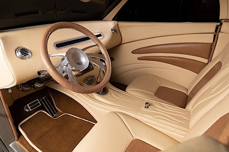 Trang bị một động cơ khối nhỏ V8 dung tích 5.73 lít cùng một hộp số tự động, chiếc xe chạy trên hệ thống treo khí, la-zăng khác cỡ ở phía trước và sau, và một chi tiết ưu thích của giới độ xe, phần đuôi dài 9-inch của Ford.