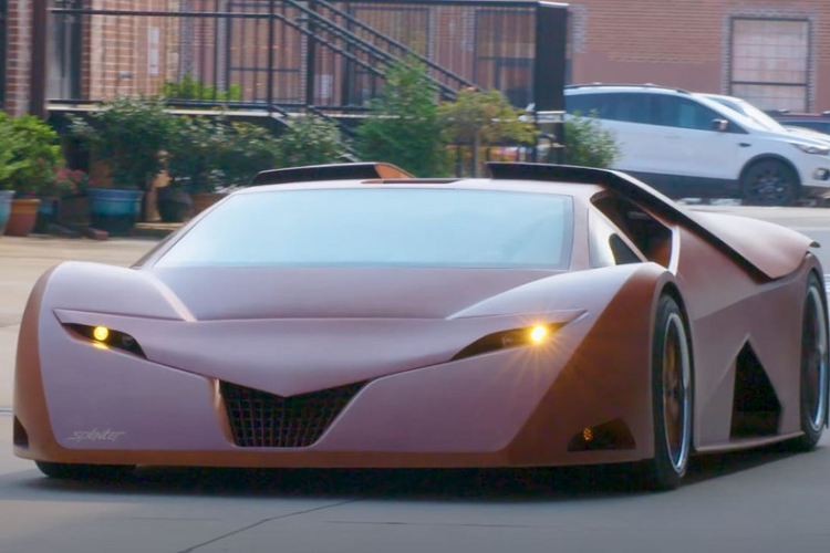 Thế giới siêu xe không hề tồn tại ranh giới về thiết kế, phương thức chế tạo và thậm chí chất liệu để tạo nên một cỗ máy hoàn hảo. Điều này cũng hoàn toàn đúng với siêu xe Splinter thân gỗ duy nhất trên thế giới tính tới lúc này, được chế tạo bởi Joe Harmon của Joe Harmon Design. Ý tưởng tạo nên siêu xe đặc biệt này đã xuất hiện lần đầu trong năm 2007, và Joe Harmon bắt đầu tiến hành chế tạo kể từ năm 2012. Giờ đây, sau gần 10 năm phát triển, Splinter đã hoàn thành.