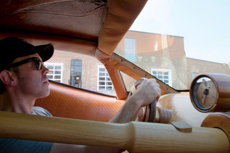 Có khoảng sáng gầm sát mặt đất, Splinter trang bị hệ thống treo có thể điều chỉnh được vì nó cần có thể lên được xe kéo mà không bị hư hại thân vỏ. Hệ thống ống xả đã được chuyển ra khỏi khung gầm và không tiếp xúc bất kỳ bề mặt gỗ nào. Hơn nữa, trong khi động cơ Chevrolet có thể đưa siêu xe bằng gỗ này đạt tốc độ tối đa ước tính, thuần túy trên lý thuyết là 322 km/h (tính cả yếu tố khí động học và trọng lượng), Harmon chưa bao giờ lái nó nhanh hơn 48 km/giờ.