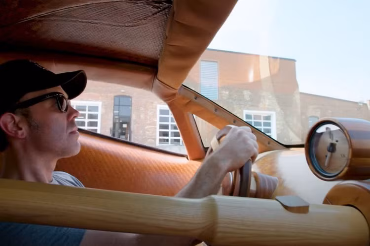 Có khoảng sáng gầm sát mặt đất, Splinter trang bị hệ thống treo có thể điều chỉnh được vì nó cần có thể lên được xe kéo mà không bị hư hại thân vỏ. Hệ thống ống xả đã được chuyển ra khỏi khung gầm và không tiếp xúc bất kỳ bề mặt gỗ nào. Hơn nữa, trong khi động cơ Chevrolet có thể đưa siêu xe bằng gỗ này đạt tốc độ tối đa ước tính, thuần túy trên lý thuyết là 322 km/h (tính cả yếu tố khí động học và trọng lượng), Harmon chưa bao giờ lái nó nhanh hơn 48 km/giờ.