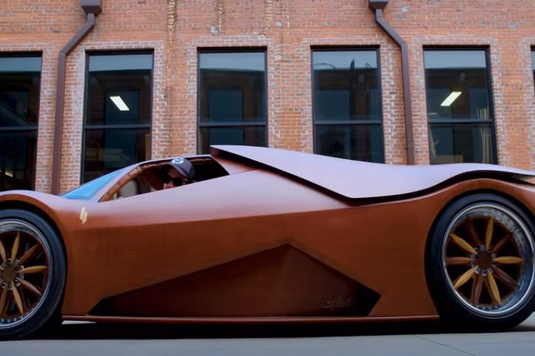 Rõ ràng, Harmon chưa bao giờ tưởng tượng rằng cuộc đời mình sẽ gắn liền với Splinter trong thập kỷ tiếp theo. Hoặc, như anh ấy nói: chuyện đó tiêu tốn nhiều công sức, đau đớn, mồ hôi, nước mắt và chà nhám. Chủ yếu là chà nhám. Splinter có hơn 20 loại gỗ trong thân vỏ và nội thất, và được làm từ gỗ đến 90%. Nói một cách đơn giản, mọi thứ có thể làm bằng gỗ thì đều được làm bằng gỗ, bao gồm bánh xe, cần số, vô lăng và thậm chí cả đồng hồ đo vòng tua máy và tốc độ.