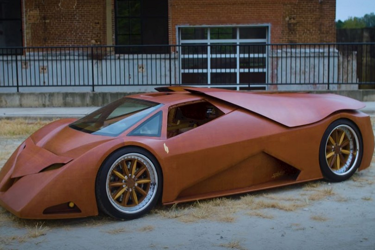 Harmon đã nói chuyện với giới truyền thông vào tháng trước về siêu xe gỗ độc đáo của mình và việc anh ấy luôn muốn có thể tự thiết kế chiếc xe ra sao. Tuy nhiên, anh ấy cũng muốn làm cho nó khác biệt, vậy nên bắt đầu thử nghiệm với ý tưởng làm nó bằng gỗ. Nếu được khai thác đúng cách, gỗ là nguồn tài nguyên thực sự có thể tái tạo và có thể phân hủy sinh học hoàn toàn, và nó cũng có những lợi thế nhất định về tỷ lệ sức mạnh/trọng lượng so với thép và nhôm.