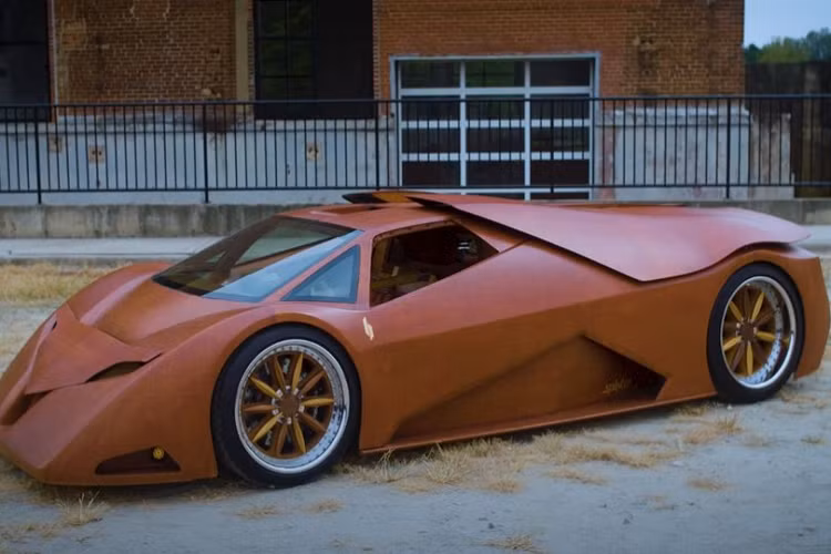 Harmon đã nói chuyện với giới truyền thông vào tháng trước về siêu xe gỗ độc đáo của mình và việc anh ấy luôn muốn có thể tự thiết kế chiếc xe ra sao. Tuy nhiên, anh ấy cũng muốn làm cho nó khác biệt, vậy nên bắt đầu thử nghiệm với ý tưởng làm nó bằng gỗ. Nếu được khai thác đúng cách, gỗ là nguồn tài nguyên thực sự có thể tái tạo và có thể phân hủy sinh học hoàn toàn, và nó cũng có những lợi thế nhất định về tỷ lệ sức mạnh/trọng lượng so với thép và nhôm.