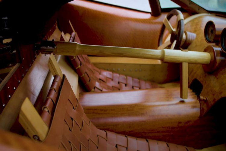 Splinter hàng cực hiếm này được trang bị động cơ V8 Chevrolet LS7, mặc dù các báo cáo ban đầu cho biết nó sẽ dùng động cơ Cadillac độ từ dòng Northstar. Nó được kết hợp với hộp số sàn Corvette 6 cấp và sản sinh khoảng 650 mã lực. Cần số không giống bất cứ thứ gì bạn từng thấy trước đây bởi nó là một trục dài giống như một cây gậy bóng chày, di chuyển liên kết sang số trên động cơ.