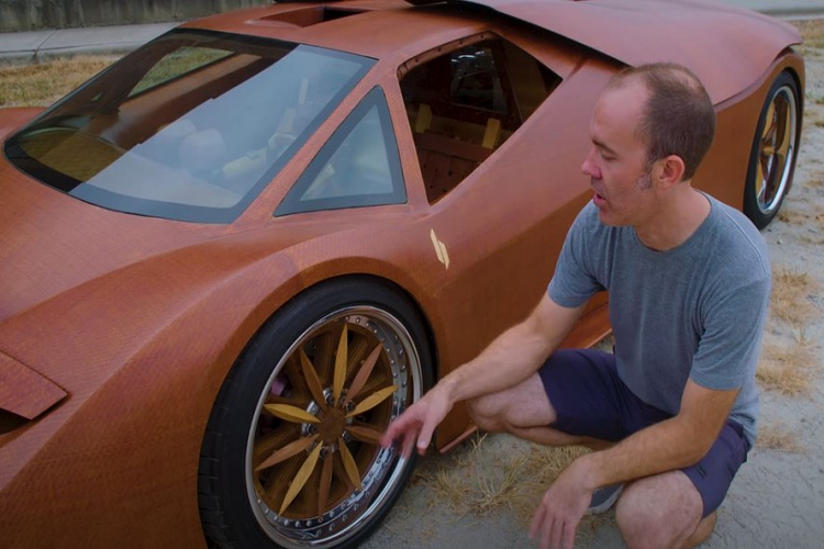 Harmon không sử dụng gỗ điêu khắc cho khung gầm và thân xe, vì điều đó sẽ làm tăng thêm trọng lượng đáng kể. Lấy cảm hứng từ chiếc máy bay “de Havilland Mosquito” trong Thế Chiến II, máy bay chạy bằng piston nhanh nhất được làm bằng gỗ ở thời đó, Splinter được làm từ các tấm vật liệu tổng hợp bằng gỗ. Các tấm gỗ uốn cong và đúc khuôn gia được tán đinh phụ trợ và sau đó kết dính với nhau để tạo nên phần thân - một quá trình rất tốn thời gian và khó khăn. Khung gầm xe chủ yếu là gỗ bạch dương và gỗ thích, trong khi la-zăng xe là gỗ óc chó.