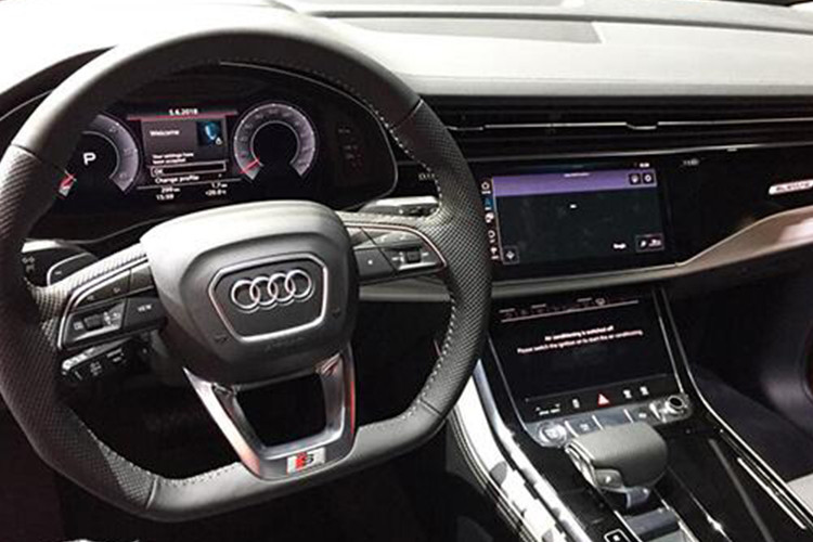 Audi Q8 2020 được trang bị động cơ diesel V6, sản sinh công suất tối đa 286 mã lực và mô-men xoắn cực đại 600 Nm. Sức mạnh được truyền tới cả 4 bánh thông qua hộp số tự động 8 cấp tiptronic, nhờ đó, chiếc SUV đầu bảng của Audi có thể tăng tốc từ vị trí xuất phát lên 100 km/h chỉ trong thời gian 6,3 giây trước khi đạt vận tốc tối đa 232 km/h. Khách hàng cũng có thể yêu cầu tuỳ chọn hệ thống đánh lái 4 bánh.