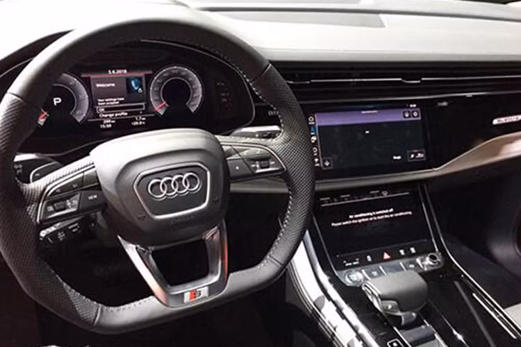 Audi Q8 2020 được trang bị động cơ diesel V6, sản sinh công suất tối đa 286 mã lực và mô-men xoắn cực đại 600 Nm. Sức mạnh được truyền tới cả 4 bánh thông qua hộp số tự động 8 cấp tiptronic, nhờ đó, chiếc SUV đầu bảng của Audi có thể tăng tốc từ vị trí xuất phát lên 100 km/h chỉ trong thời gian 6,3 giây trước khi đạt vận tốc tối đa 232 km/h. Khách hàng cũng có thể yêu cầu tuỳ chọn hệ thống đánh lái 4 bánh.