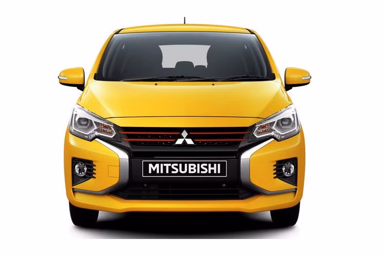 Về nội thất, nâng cấp nổi bật của Mitsubishi Mirage thế hệ mới là màn hình thông tin giải trí cảm ứng 7.0 inch có kết nối Apple CarPlay và Android Auto. Một số trang bị tiêu chuẩn khác trên mẫu xe mới này có thể kể đến hệ thống âm thanh 4 loa, điều hòa khí hậu một vùng, kết nối Bluetooth, ổ cắm điện 12V,...