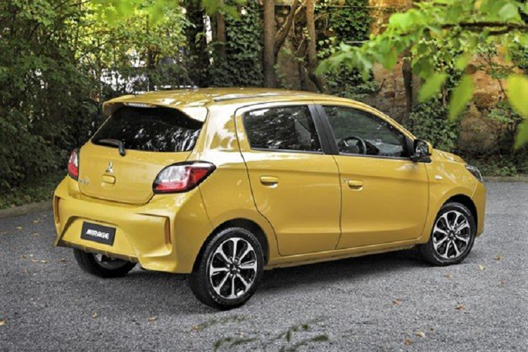 Về ngoại thất, điểm đáng chú ý trên mẫu xe giá rẻ Mitsubishi Mirage 2020 là phần đầu xe được tái thiết kế, áp dụng ngôn ngữ thiết kế Dynamic Shield với lưới tản nhiệt hình chữ X tương tự trên Xpander, Pajero Sport hay Attrage mới nâng cấp gần đây, giúp diện mạo xe trở nên góc cạnh và mạnh mẽ hơn phiên bản tiền nhiệm.