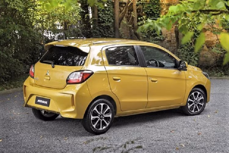 Về ngoại thất, điểm đáng chú ý trên mẫu xe giá rẻ Mitsubishi Mirage 2020 là phần đầu xe được tái thiết kế, áp dụng ngôn ngữ thiết kế Dynamic Shield với lưới tản nhiệt hình chữ X tương tự trên Xpander, Pajero Sport hay Attrage mới nâng cấp gần đây, giúp diện mạo xe trở nên góc cạnh và mạnh mẽ hơn phiên bản tiền nhiệm.
