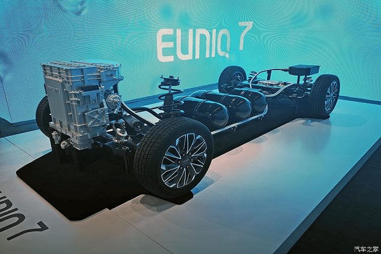 Khung gầm của Maxus Euniq 7 cho thấy 3 bình hydro được ở vị trí trung tâm, dưới sàn xe.