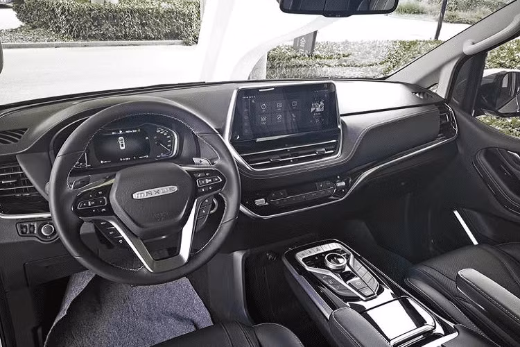 Maxus Euniq 7 FCEV chạy điện có trang bị một môtơ sản sinh công suất 201 mã lực. Hệ thống pin nhiên liệu (hoặc bình hydro) của Euniq 7 vận hành ở áp suất 70 MPa, và có thể chứa khoảng 6,4 kg hydro áp suất cao mà có thể được nạp đầy trong chỉ 5 phút đồng hồ. Cự li di chuyển ước tính của xe là 600 km theo chu trình NEDC. Lượng hydro được chứa trong 3 bình nằm dưới sàn.