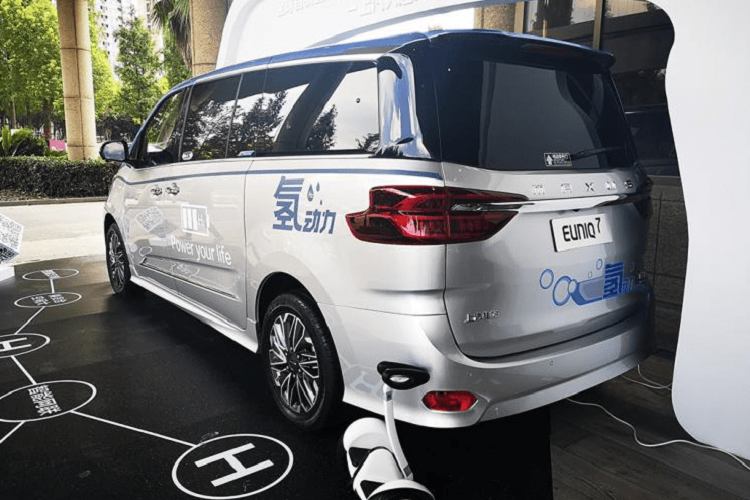 Maxus Euniq 7 FCEV là một mẫu MPV không xả khí thải với thiết kế bóng bẩy. Về cơ bản, Maxus Euniq 7 là một chiếc xe điện chạy bằng pin nhiêu liệu hydro, chế tạo dựa trên mẫu MPV Maxus G20 chạy xăng truyền thống. Trên mặt hình thức, mẫu xe mới có một số thay đổi giúp nó trông có vẻ hiện đại, tân tiến hơn và đặc biệt là các chi tiết màu xanh lam thể hiện rằng nó là một phương tiện thân thiện môi trường.