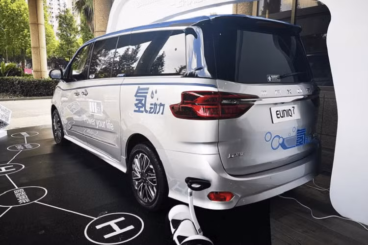 Maxus Euniq 7 FCEV là một mẫu MPV không xả khí thải với thiết kế bóng bẩy. Về cơ bản, Maxus Euniq 7 là một chiếc xe điện chạy bằng pin nhiêu liệu hydro, chế tạo dựa trên mẫu MPV Maxus G20 chạy xăng truyền thống. Trên mặt hình thức, mẫu xe mới có một số thay đổi giúp nó trông có vẻ hiện đại, tân tiến hơn và đặc biệt là các chi tiết màu xanh lam thể hiện rằng nó là một phương tiện thân thiện môi trường.