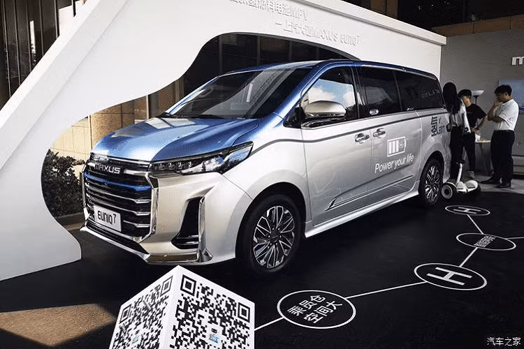 Để theo kịp trào lưu những phương tiện chạy bằng năng lượng mới, các thương hiệu xe truyền thống đang không ngừng thành lập những thương hiệu con chuyên môn, hoặc đơn giản hơn là phát triển một dòng xe mới, ví như Maxus thuộc SAIC Group. Cụ thể hơn, Maxus có một dòng sản phẩm xe năng lượng mới gọi là Euniq, và mới đây đã giới thiệu thêm một sản phẩm là Maxus Euniq 7 FCEV mới.