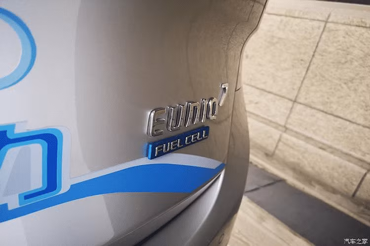 Hiện tại, các phương tiện chạy bằng hydro vẫn chỉ là một phân khúc rất nhỏ ở Trung Quốc, nhưng thành phố Thượng Hải, cũng là cổ đông lớn nhất của SAIC, có những kế hoạch to lớn để thúc đẩy chúng. Thượng Hải muốn trở thành nơi dẫn đầu công nghệ hydro ở Trung Quốc, và để đạt được điều đó, chính quyền thành phố đang tiến hành xây dựng 20 trạm nạp hydro mới.