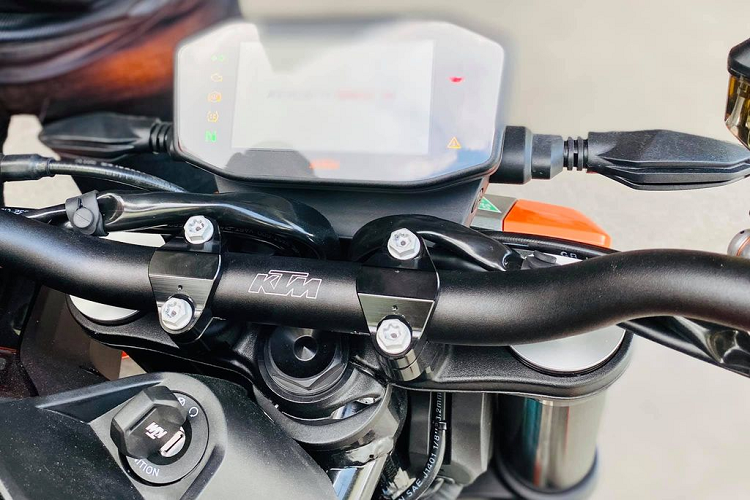 Trang bị chính là lợi thế rõ nét nhất trên mẫu xe môtô KTM 790 Duke 2020. Cụ thể, về trang bị an toàn, 790 Duke được trang bị bộ phuộc trước USD, phuộc sau Monoshock cùng mâm đúc 17 inch tương đồng cho 2 bánh, kích thước lốp trước 120/70, lốp sau 180/55 và cùm phanh đĩa trước đường kính 300 mm kèm theo cặp phanh 4 piston, cùm phanh đĩa bánh sau đường kính 240 mm.