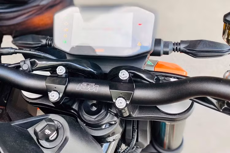 Trang bị chính là lợi thế rõ nét nhất trên mẫu xe môtô KTM 790 Duke 2020. Cụ thể, về trang bị an toàn, 790 Duke được trang bị bộ phuộc trước USD, phuộc sau Monoshock cùng mâm đúc 17 inch tương đồng cho 2 bánh, kích thước lốp trước 120/70, lốp sau 180/55 và cùm phanh đĩa trước đường kính 300 mm kèm theo cặp phanh 4 piston, cùm phanh đĩa bánh sau đường kính 240 mm.