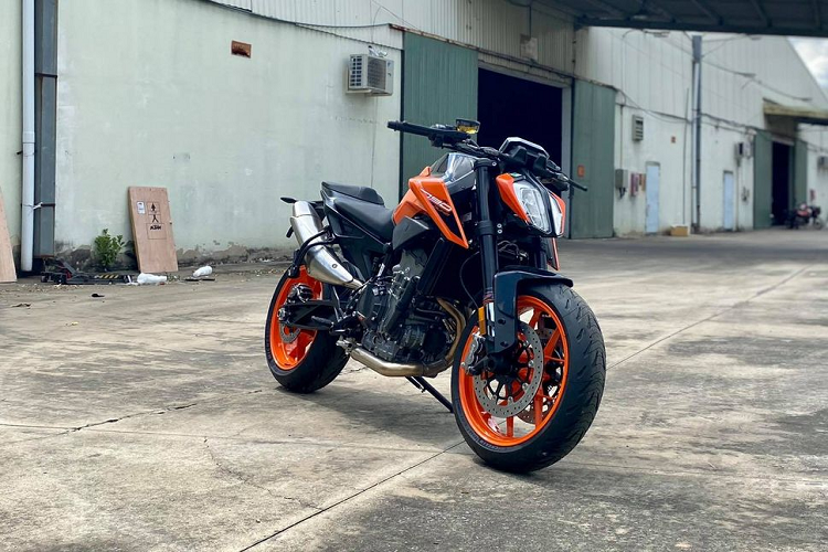 Về ngoại hình, KTM 790 Duke 2020 mới sở hữu phong cách thiết kế góc cạnh, thời trang quen thuộc của KTM. Bên cạnh đó, màu sơn cam/đen tương phải cũng là một điểm nhấn không hề nhỏ về diện mạo của mẫu xe này.