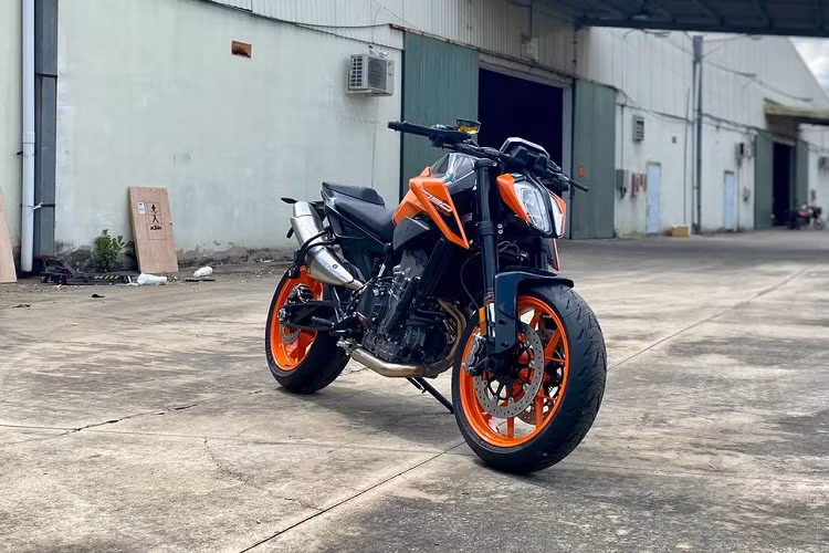 Về ngoại hình, KTM 790 Duke 2020 mới sở hữu phong cách thiết kế góc cạnh, thời trang quen thuộc của KTM. Bên cạnh đó, màu sơn cam/đen tương phải cũng là một điểm nhấn không hề nhỏ về diện mạo của mẫu xe này.