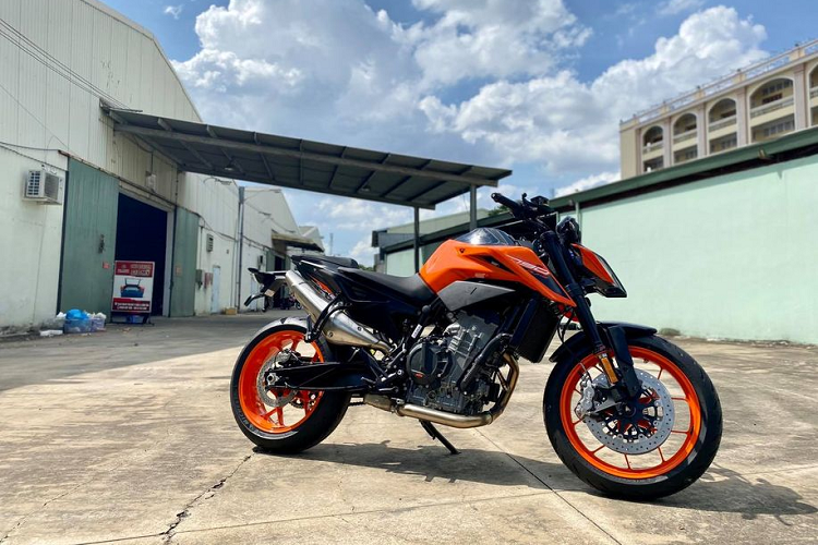 Đi kèm với đó là 5 chế độ lái và hộp số côn tay 6 cấp và hệ thống ly hợp chống trượt PASC.