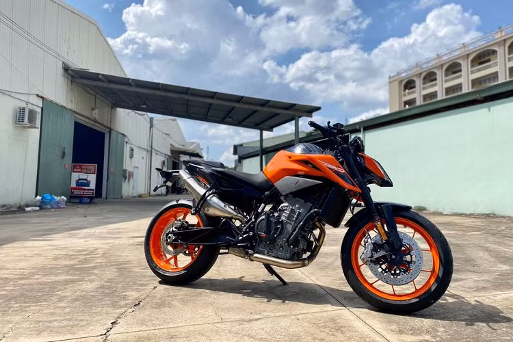 Đi kèm với đó là 5 chế độ lái và hộp số côn tay 6 cấp và hệ thống ly hợp chống trượt PASC.