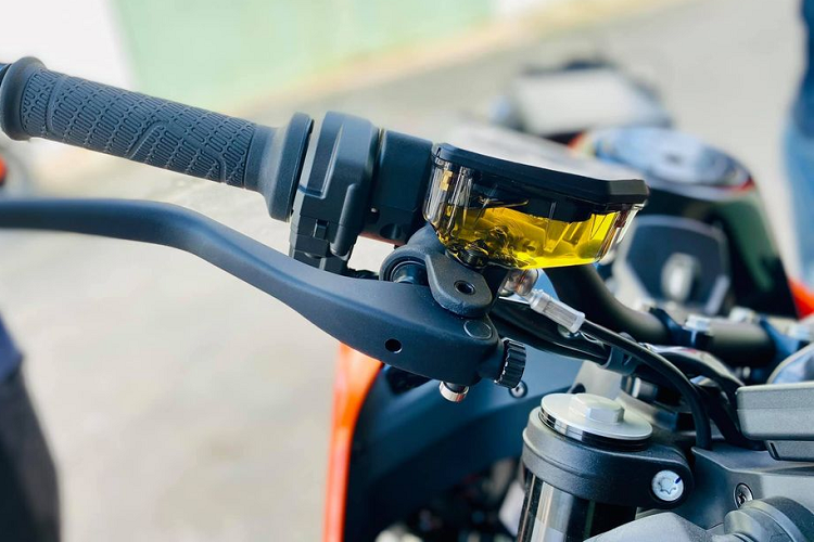 Về trang bị công nghệ, KTM 790 Duke 2020 được tích hợp tiêu chuẩn hệ thống kiểm soát lực kéo Traction Control, hệ thống hỗ trợ sang số nhanh Quickshifter, hệ thống chống bó cứng phanh khi vào cua ABS Cornering, hệ thống kiểm soát ổn định thân xe, đồng hồ công-tơ-mét dạng LCD có tích hợp kết nối điện thoại thông minh...