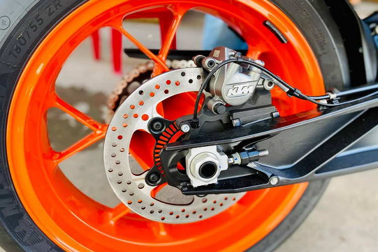 "Trái tim" của KTM 790 Duke 2020 là khối động cơ 2 xy-lanh DOHC, 799cc, sản sinh công suất tối đa 104 mã lực tại 9.000 vòng/phút và 88 Nm mômen xoắn tại 8.000 vòng/phút.